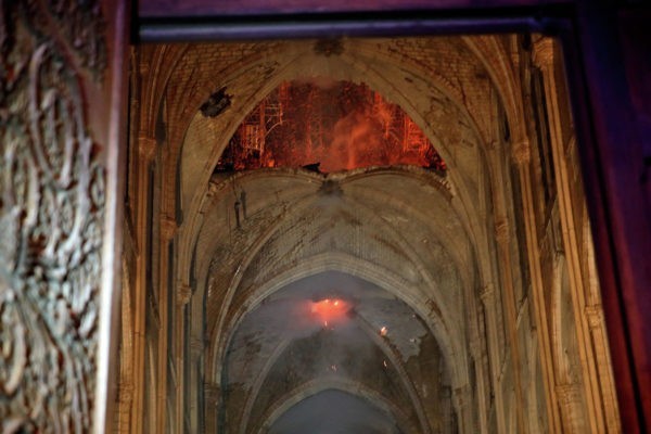 Пожар в соборе Парижской Богоматери потушили. Что известно на данный момент
