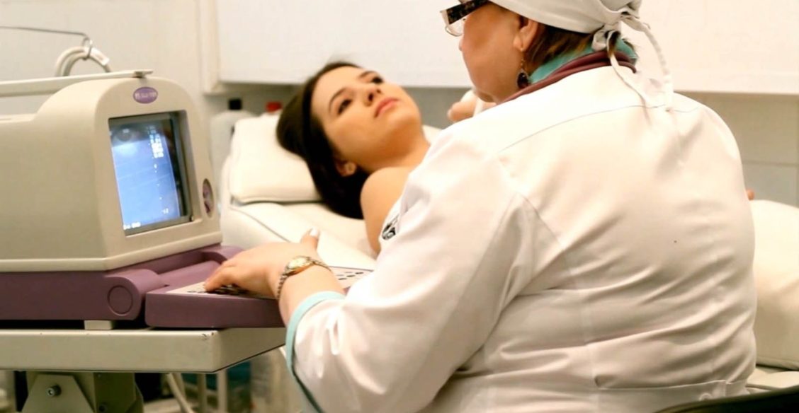 Спасли от рака, которого не было. Почему массовое УЗИ груди у подростков — плохая идея