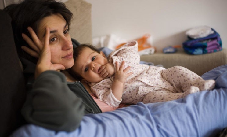 «Нет сил встать, умыться и выйти с коляской». Как вовремя распознать послеродовую депрессию