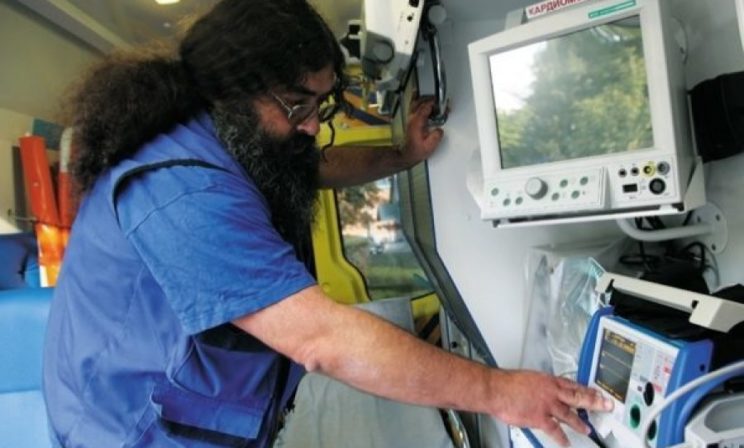 Врачи уже не пьют как раньше, а спать на дежурствах будут всегда. Священник-реаниматолог и его истории