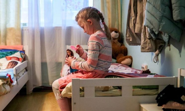 “Девочка своим поведением “позорит” правильную семью ”. Почему отказ от приемного ребенка — это трагедия