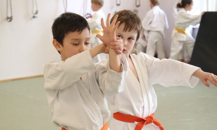 Дедушка не мог утащить внука с площадки – ребенок приемом освобождался от захвата