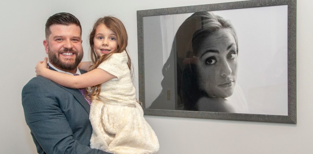 «Послеродовую депрессию нужно лечить как рак». После гибели жены молодой отец открыл центр поддержки для женщин