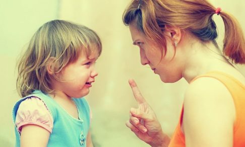«Немедленно прекрати плакать!» И еще 10 ошибок родителей во время детской истерики