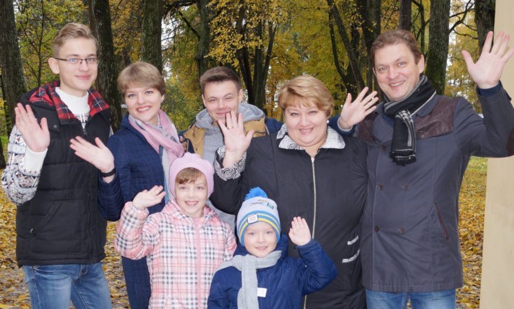 "Дочь пробыла одна четыре дня без еды и воды". Все ли лечится любовью