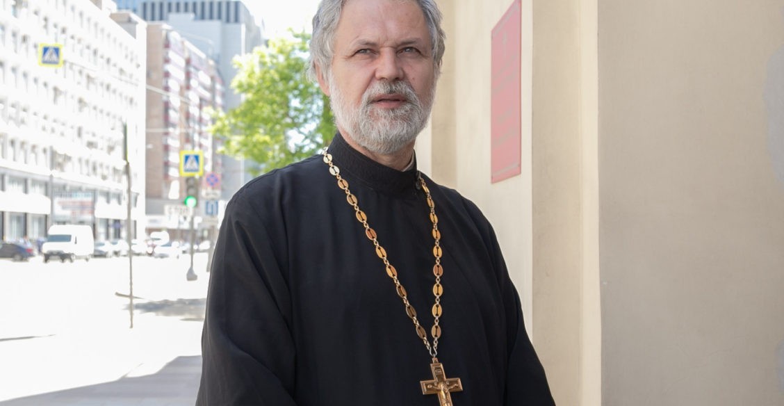 «Ненавижу того человека и не хочу жить». Что говорят люди с ВИЧ священнику