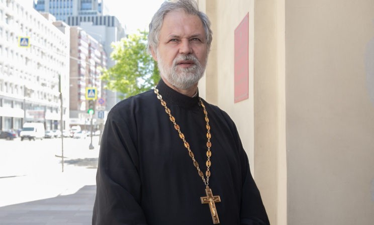 «Ненавижу того человека и не хочу жить». Что говорят люди с ВИЧ священнику