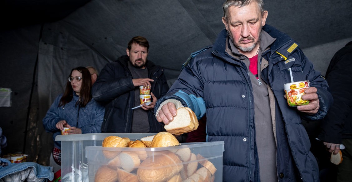 "Оказался на улице - так хоть снег не идет". Бездомные - о бывших друзьях, оставленных детях и первой любви