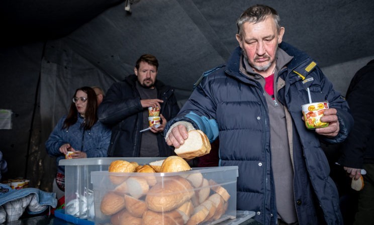 "Оказался на улице - так хоть снег не идет". Бездомные - о бывших друзьях, оставленных детях и первой любви