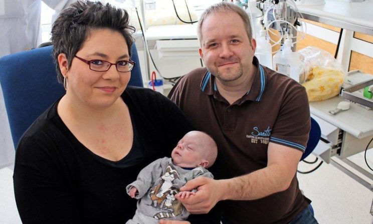 Мальчик на ладони и девочка, как пакетик сока. В Баварии и США врачи выходили детей массой 280 и 245 граммов