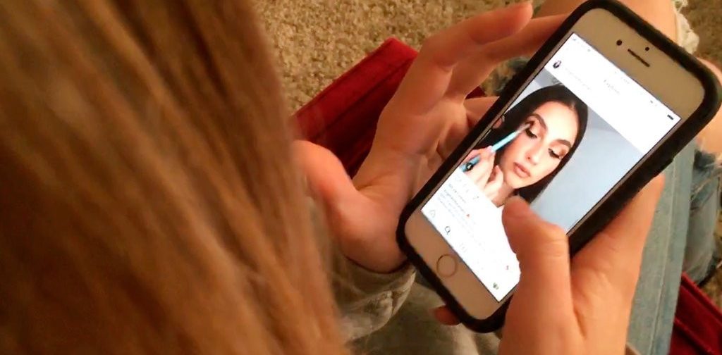 «Отметил бывшую девушку на фото новой». Как подростков травят в Instagram