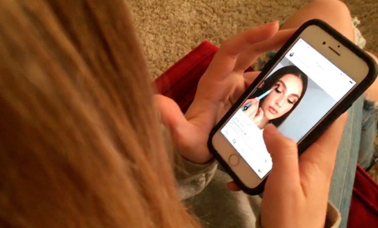 «Отметил бывшую девушку на фото новой». Как подростков травят в Instagram