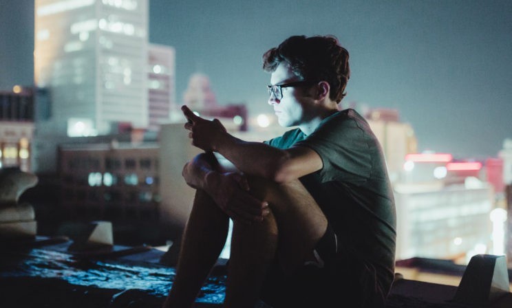 «Не можем оставаться наедине с собой и ждем одобрения». Как смартфон меняет наш внутренний мир