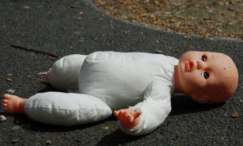 В Североуральске прохожий случайно поймал выброшенного из окна младенца