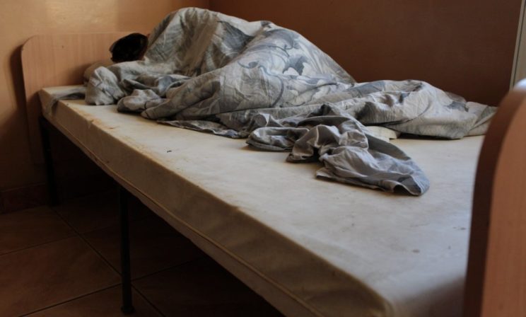 Ни у кого “не болит” и пролежней нет. А вы заглядывали под одеяло?