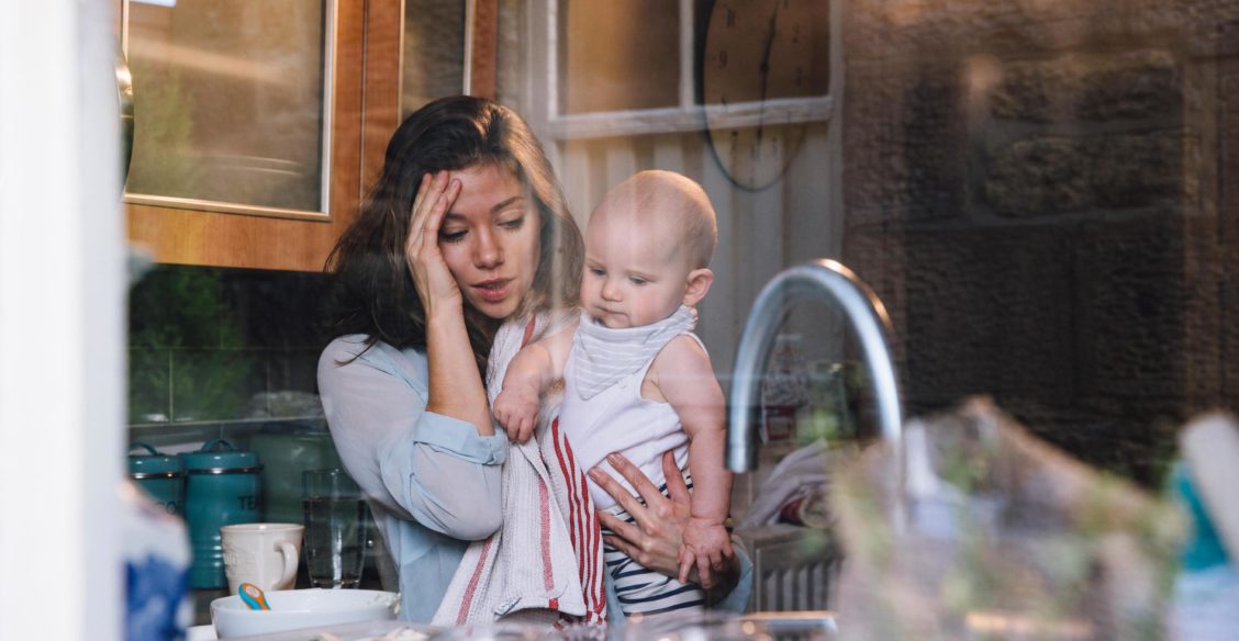 «Сцеживалась, рыдала, а потом отшвырнула ребенка». Есть ли образцовые матери, которых это не коснется?