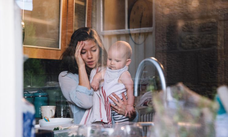 «Сцеживалась, рыдала, а потом отшвырнула ребенка». Есть ли образцовые матери, которых это не коснется?