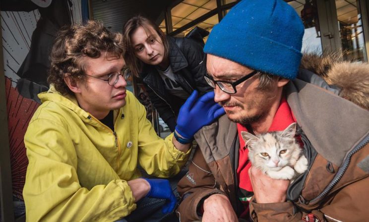 «Как любить вонючего человека, по которому ползут насекомые». Соцработники – о спасении бездомных и своей работе