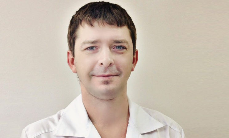 «Самолет трясло, а мы набирали лекарство и делали укол». Как пластический хирург спас ребенка во время полета