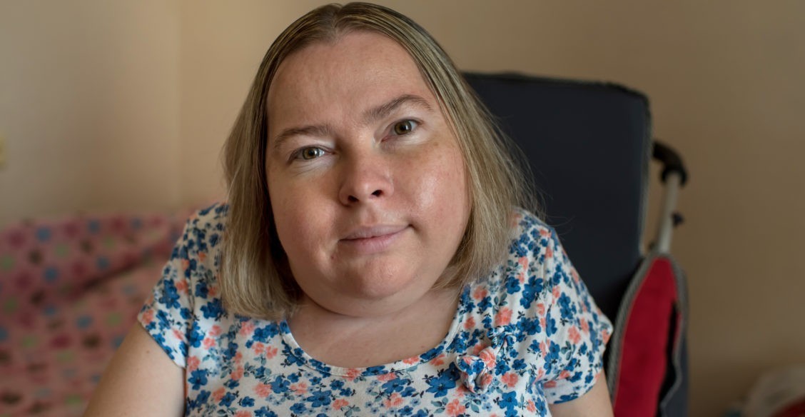 «Пытаюсь научить дочку шить, но не могу сама откашляться». Дышать Елене все тяжелее