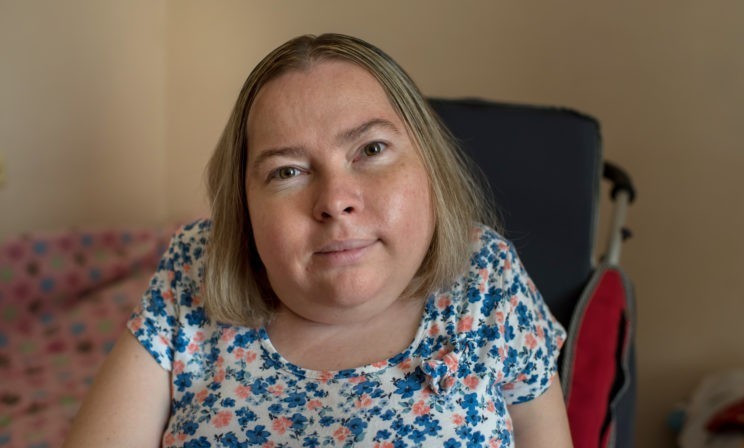 «Пытаюсь научить дочку шить, но не могу сама откашляться». Дышать Елене все тяжелее