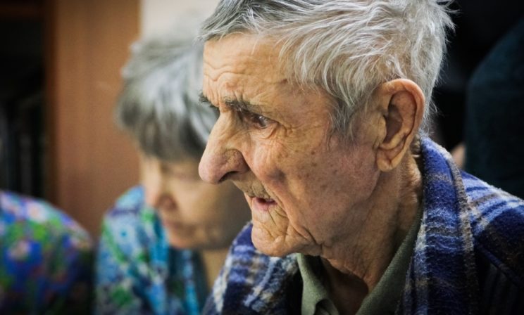 «В людях, дошедших до дна, сохраняется свет души». Почему портреты бездомных украсили улицы Тюмени