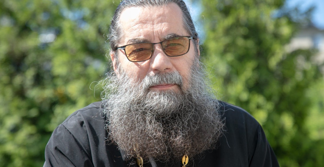 «Иду причащаться, как на расстрел». Что общего у священника и автомата по продаже газировки