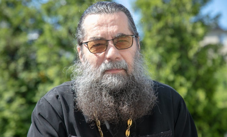 «Иду причащаться, как на расстрел». Что общего у священника и автомата по продаже газировки