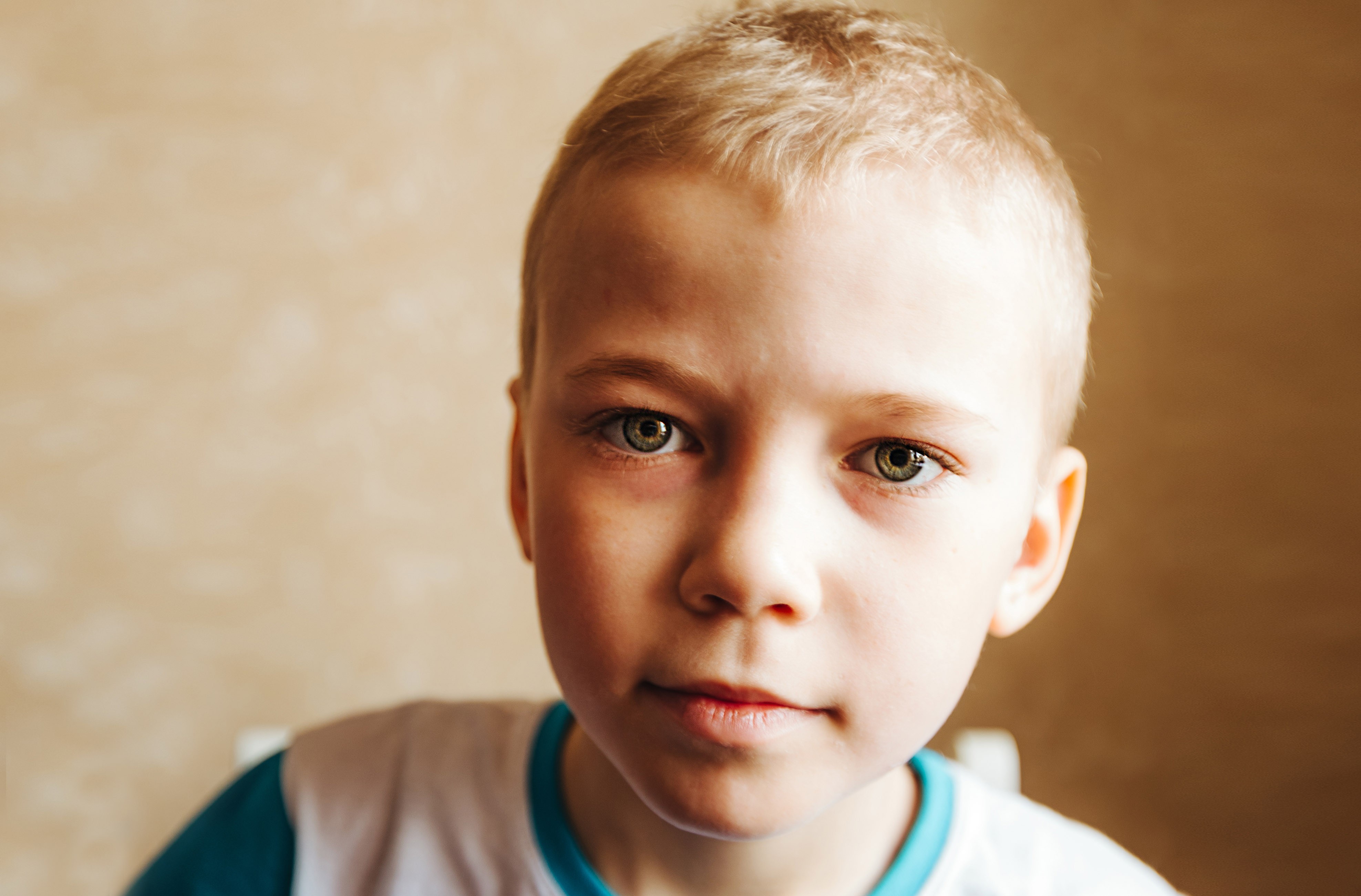 вика даун. человек с синдромом аутизма. дети аутисты. синдром аспергера у детей. лёгкие формы аутизма.