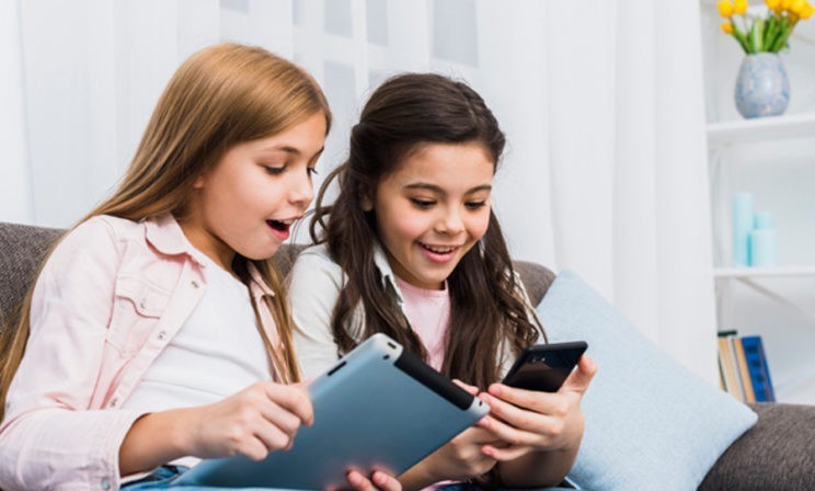 Соцсети не предназначены для детей и вызывают зависимость. Семь причин не покупать ребенку смартфон