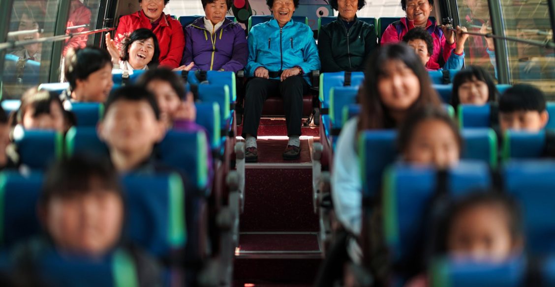 «Писать письма своим детям – вот о чем я мечтала». В Южной Корее бабушки ходят на уроки вместе с внуками