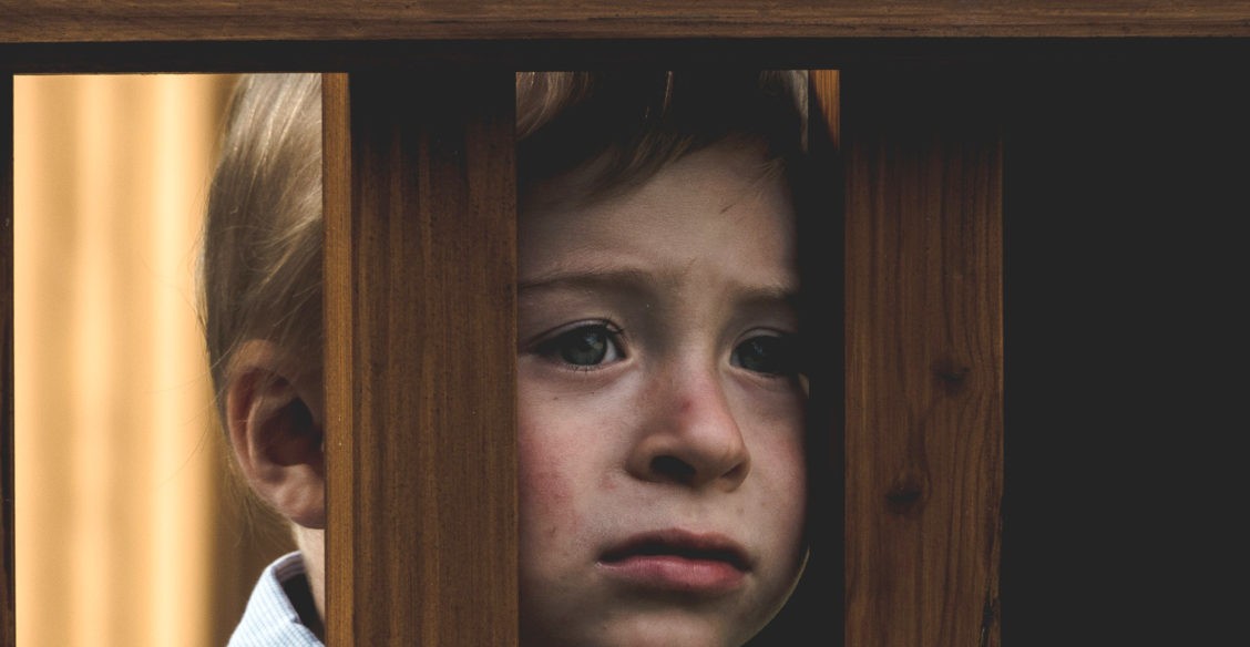 «Мне подсунули бракованного ребенка». Почему родители возвращают его в детский дом