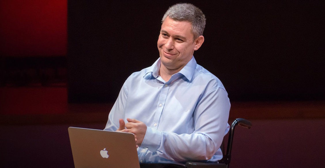 «Я был мальчиком-призраком». Как выжить, когда все вокруг уверены, что ты ничего не чувствуешь