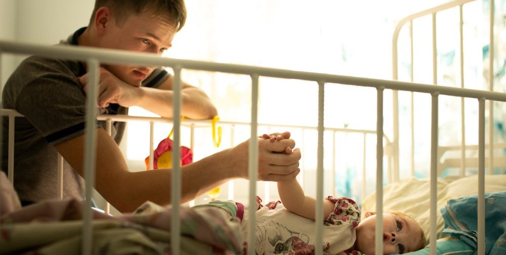 «Мы с Евой идем до конца». Одинокий отец взял декретный отпуск и не отходит от тяжелобольной дочки