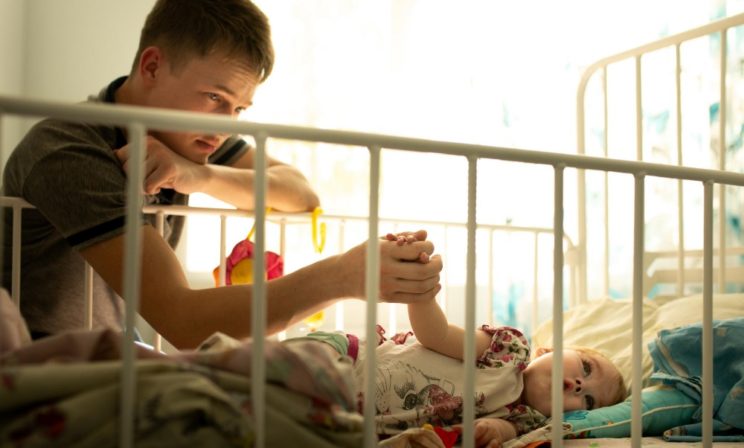 «Мы с Евой идем до конца». Одинокий отец взял декретный отпуск и не отходит от тяжелобольной дочки