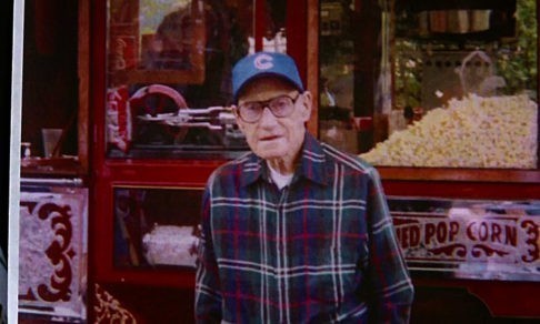 Все, что у него было — две пары джинсов. Плотник накопил три миллиона, чтобы оплатить учебу незнакомцам