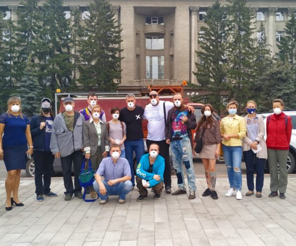 Акция “За чистое небо в Красноярске”, активисты вышли на площадь перед правительством края