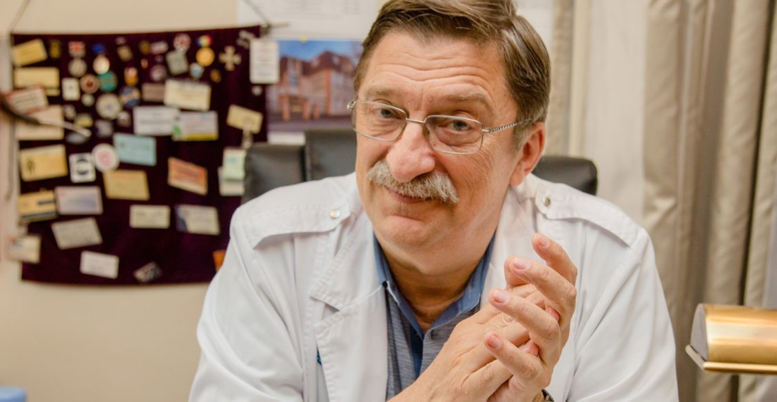 «Ходи в дырявых носках, но у тебя должна быть лучшая техника». Что видят пациенты, пока у них в зрачке работает хирург-офтальмолог