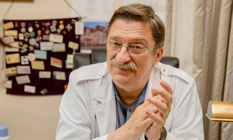 «Ходи в дырявых носках, но у тебя должна быть лучшая техника». Что видят пациенты, пока у них в зрачке работает хирург-офтальмолог