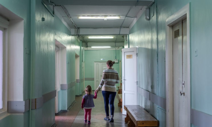 “Кто будет оперировать?” Массовые увольнения врачей в Великом Новгороде - что происходит