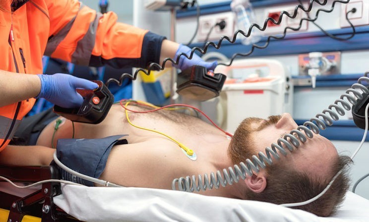 Аритмия в жизни и в кино. "Разряд!", ЭКГ смартфоном и какие виды не надо лечить