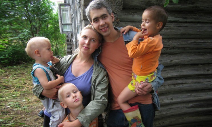 «Просто шестеро детей – родные махнули рукой». Можно ли дать им все, что положено?