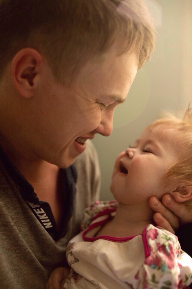 «Мы с Евой идем до конца». Одинокий отец взял декретный отпуск и не ...