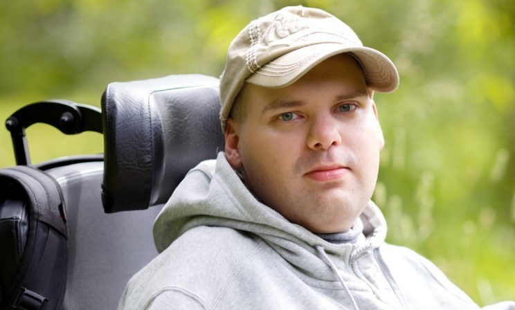 Антон мечтает помогать маме. Он защищал диплом в инвалидном кресле, но сейчас кончились лекарства