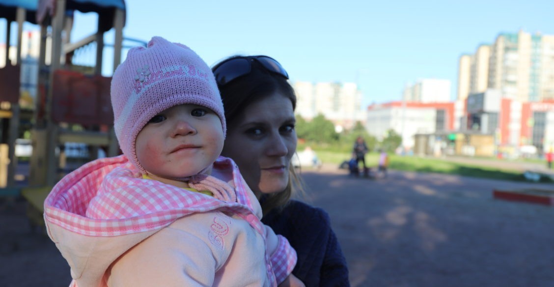 «Родила в СИЗО под конвоем, отсидела – не осталось ничего». Как женщины выходят из тюрьмы с ребенком на руках