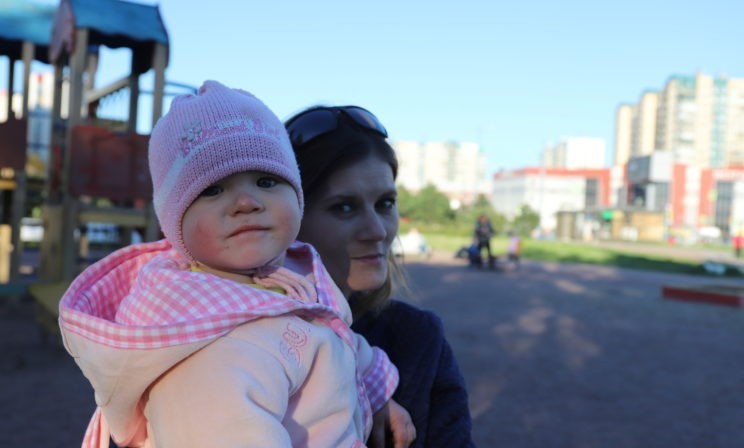 «Родила в СИЗО под конвоем, отсидела – не осталось ничего». Как женщины выходят из тюрьмы с ребенком на руках