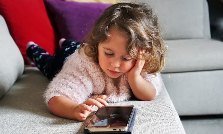 Дети живут в мире экранов. Не отбирайте у них смартфоны, а сделайте их своими помощниками