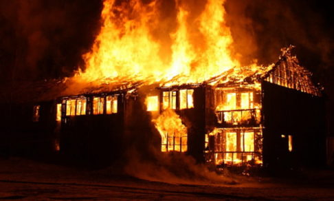 В Забайкалье бизнесмен и слесарь спасли из горящего дома пятерых детей и женщину