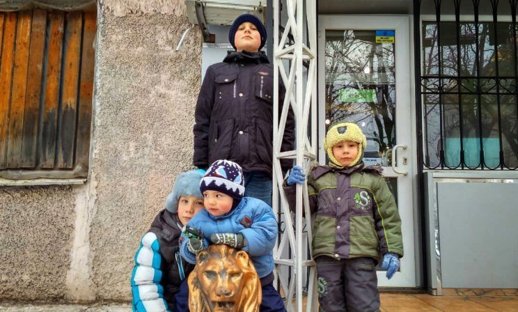 «В войну мы родили сына и поставили новые окна». Как семья из Горловки 5 лет выживала под обстрелами