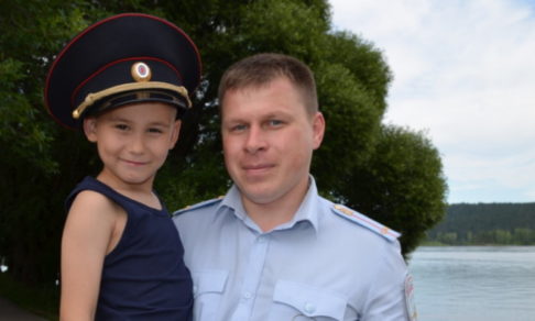 В Пермском крае полицейский спас из горящей квартиры мальчика и женщину с грудным ребенком